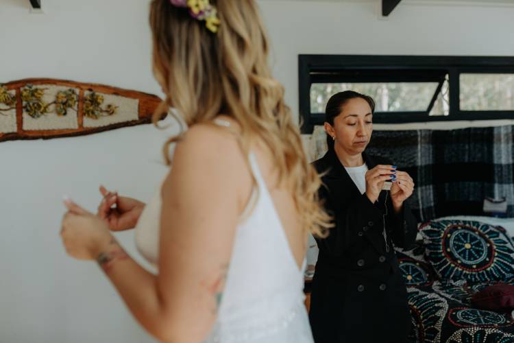 Paulina organizando una boda