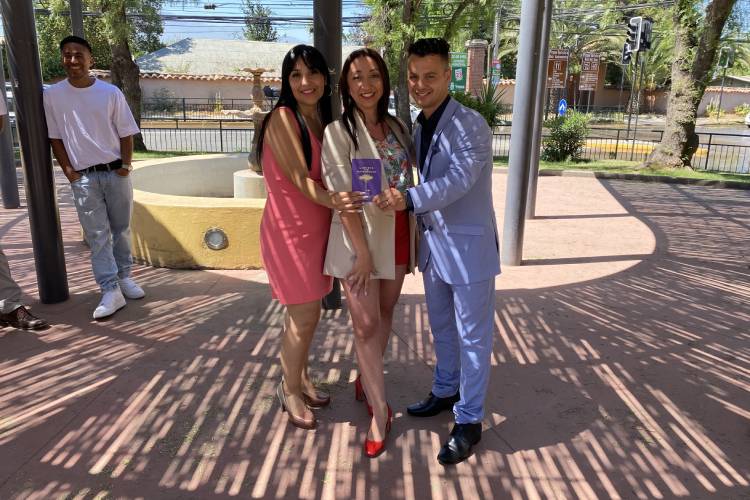 Paulina junto a sus clientes