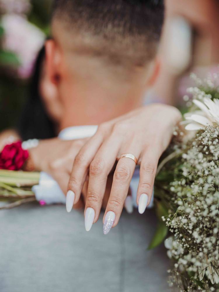 manos de mujer abrazando a hombre